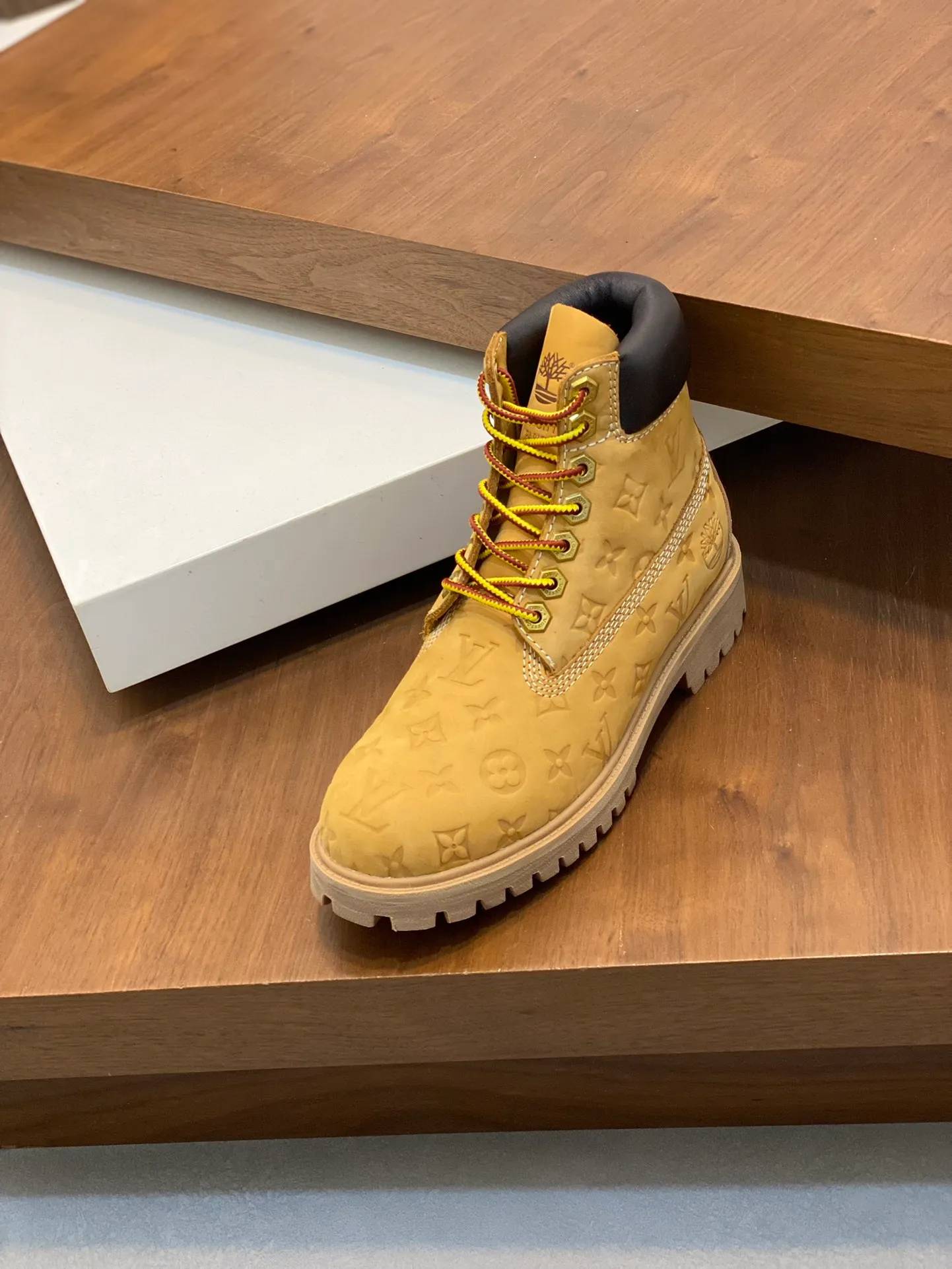 Men's shoes💰💰760 couple model👫 Loui* Vuitto* x Timberlan* co-branded presbyopia rhubarb boots ankle boots short boots, LV x Timberland ankle boots are made of Monogram embossed waterproof nubuck cow leather, relying on the brand's exquisite craftsmanship to carefully reshape the classic Timberland 6-inch boot shape in Italy, making an eye-catching appearance with American workwear style Pharrell Williams The 2025 autumn and winter men's wear show created by. The Monogram embossed tongue, original Timberland laces and outsole are exquisite details, the leather label expresses the cooperation logo, and the delivery counter is exquisitely packaged! ▪️Size: Women's 35-40 (customized in 40) ▪️Size: Men's 39-46 (45/46 customized)